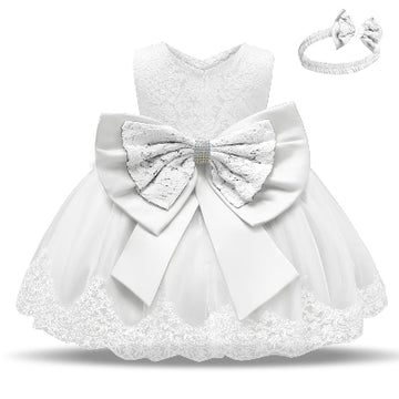 Robe de baptême parfaite avec cette robe blanche en tissu doux.