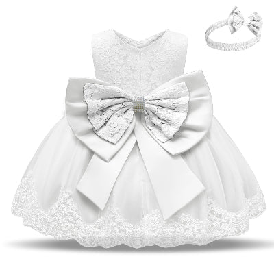 Robe de baptême parfaite avec cette robe blanche en tissu doux.