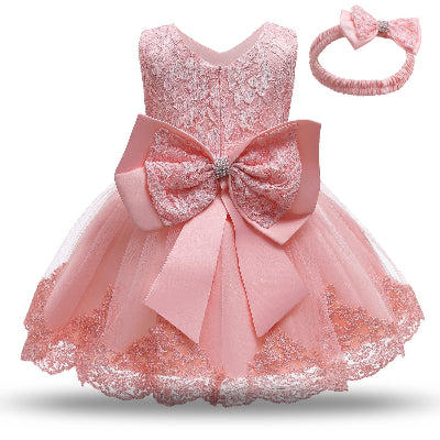 Robe de baptême parfaite avec cette robe blanche en tissu doux.