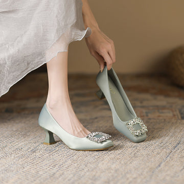 Chaussures élégantes à bout carré et à talon bas, avec boucles carrées et strass